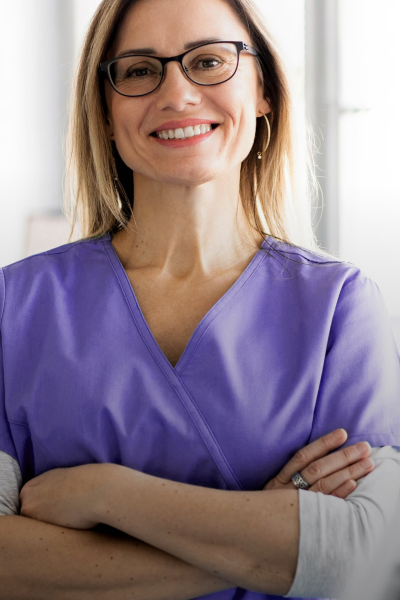 Eine Ärztin in violettem Kittel