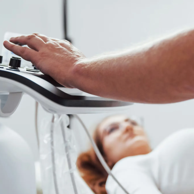 Ein Arzt bedient ein Gerät