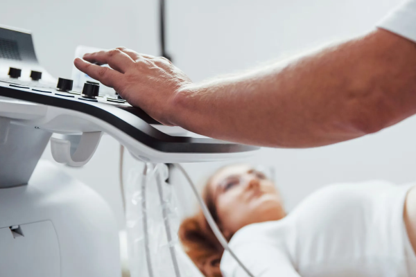 Ein Arzt bedient ein Gerät