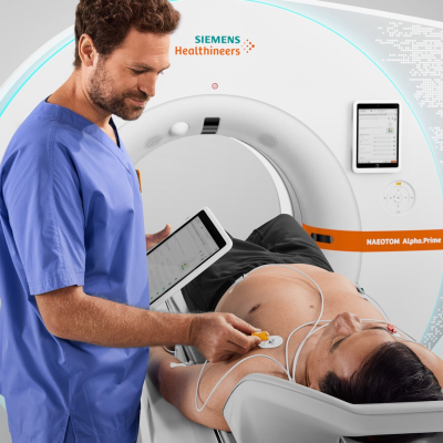 Ein Arzt und ein Patient bei einem CT Gerät