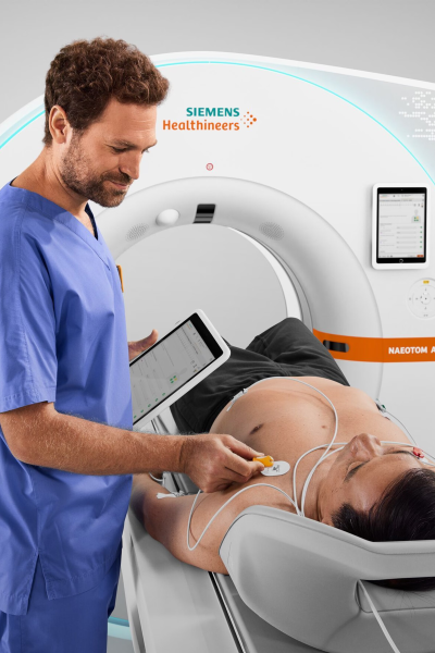 Ein Arzt und ein Patient bei einem CT Gerät