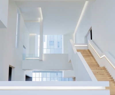 Ein weißes Stiegenhaus