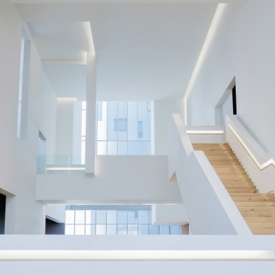 Ein weißes Stiegenhaus