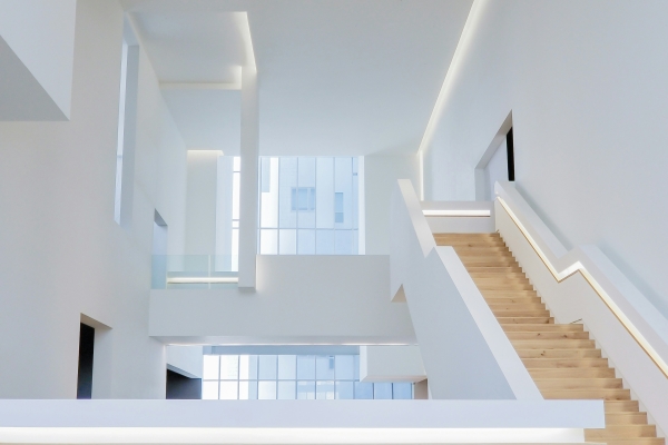 Ein weißes Stiegenhaus